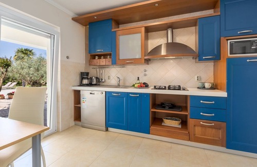 Mali Maj Apartment | Cosy flat with 60m2 pool, baby cot, washing machine, barbecue area - only 800 metres to the beach