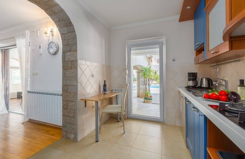 Mali Maj Apartment | Cosy flat with 60m2 pool, baby cot, washing machine, barbecue area - only 800 metres to the beach