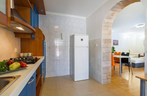 Mali Maj Apartment | Cosy flat with 60m2 pool, baby cot, washing machine, barbecue area - only 800 metres to the beach