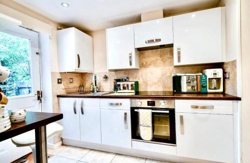 Rawcliffe Apartment | Cosy Garden Flat, Private Hot Tub & Four Poster Bed