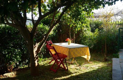 Anavyssos House | Cosy guest house with private yard