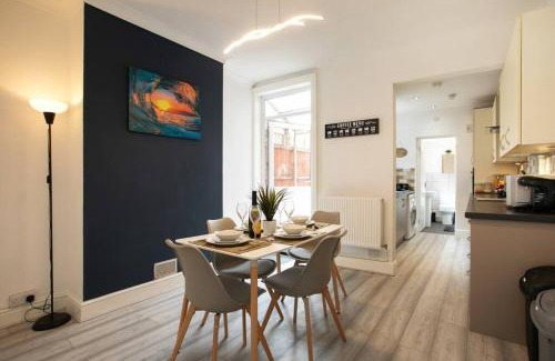 Derby House | Cosy home with street parking for you