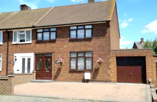 Gooshays Apartment | Cosy Luxurious Large 3 bedroom house, free parking, free WiFi