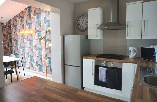 Belfast City Centre Apartment | Cosy & Modern Family Style House