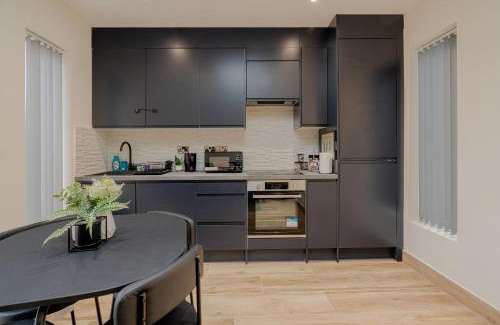 Enfield Highway Apartment | Cosy Modern Flat Sleeps 3 Direct Links to Central London - Flat 2