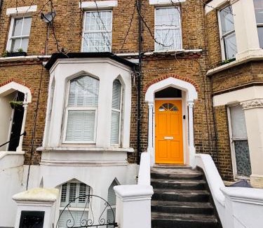 North Acton Apartment | Cosy & Modern