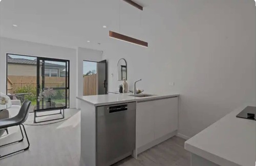 Orewa House | Cosy Modern House in Orewa near the beach, cafes and restaurants