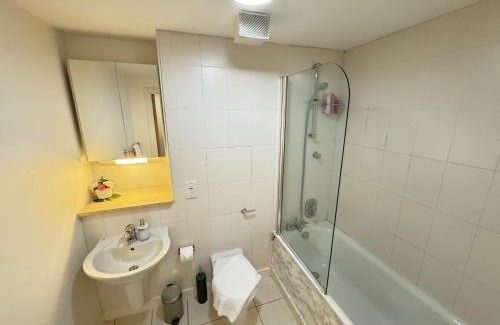 Cathedrals Apartment | Cosy Modern Tower Bridge Apartment