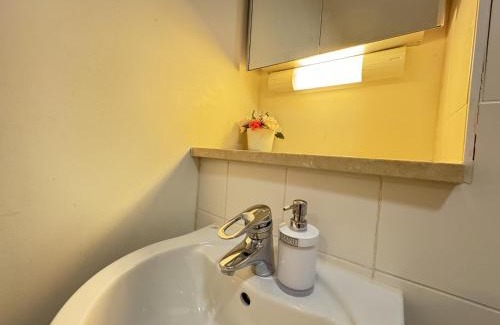 Cathedrals Apartment | Cosy Modern Tower Bridge Apartment