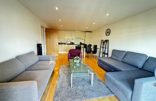 Cathedrals Apartment | Cosy Modern Tower Bridge Apartment