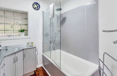 St. Heliers House | Cosy, quiet and rustic urban oasis. Close to the CBD, forest and beach.