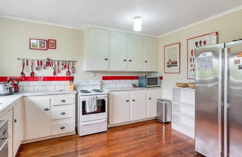 St. Heliers House | Cosy, quiet and rustic urban oasis. Close to the CBD, forest and beach.