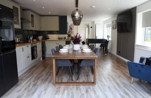 Earley Villa | Cosy Refurbished 4-Bed Home | Double Parking | Near Legoland & Reading