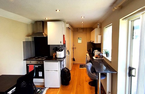 Luton Apartment | Cosy Serene Garden 1 Bedroom FLAT. 1 min walk from Leagrave Station