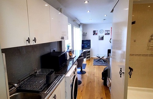 Luton Apartment | Cosy Serene Garden 1 Bedroom FLAT. 1 min walk from Leagrave Station