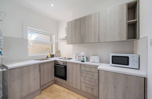 Tooting Apartment | Cosy & Simple Stay – The Perfect London Base, with Easy Tube to Top Attractions.