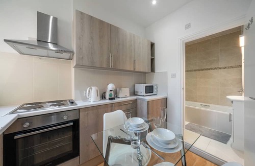 Tooting Apartment | Cosy & Simple Stay – The Perfect London Base, with Easy Tube to Top Attractions.