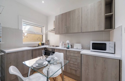 Tooting Apartment | Cosy & Simple Stay – The Perfect London Base, with Easy Tube to Top Attractions.
