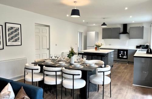 Edwinstowe House | Cosy Staff, Large 6-bedroom Detached house