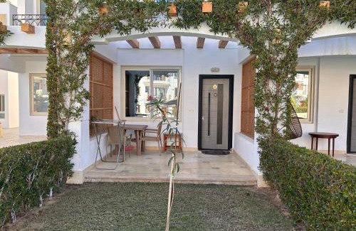 Ras Nasrani Apartment | Cosy Studio on the First Floor with lovely Terrace and Personal Garden Area, Pool View and Free Beach Access in Sharm Hills Resort