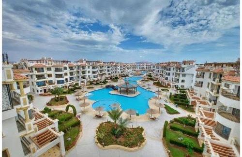Ras Nasrani Apartment | Cosy Studio on the First Floor with lovely Terrace and Personal Garden Area, Pool View and Free Beach Access in Sharm Hills Resort