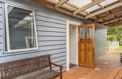 Puriri Cottage | Cosy Two Bedroom Guesthouse in Tranquil Puriri