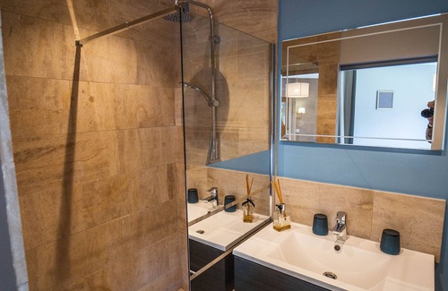 Laubressel House | Cosy Wood House Chambre Blanche