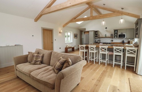 Witney Cottage | COTSWOLD VIEW, family friendly in Shipton Under Wychwood