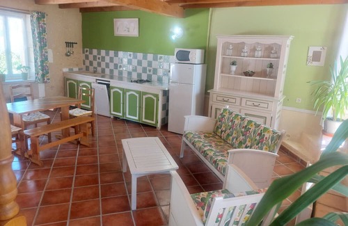 Saint-Sulpice-de-Roumagnac House | Cottage "L'Atelier" with Shared Pool, Private Terrace, and Wi-Fi