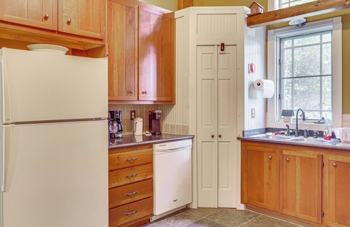 Paris Cottage | Cottage By the Pond: Serene Northeast Ohio Retreat