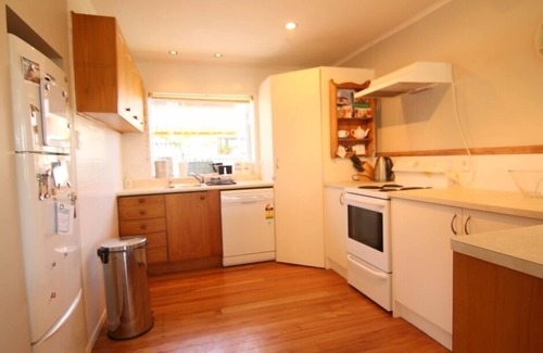 Raglan House | Cottage by the sea in Raglan