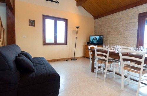 Sonnay Cottage | Cottage 'Gîte Télégraphe, Sonnay' with Mountain View, Shared Pool and Wi-Fi