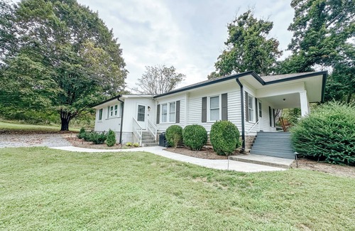 Rocky Mount House | Cottage in the Pines