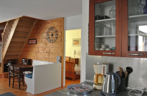 Saint-Derrien House | Cottage in the property of a mansion near the sea