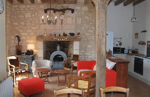 Saint-Senoch Cottage | Cottage in Touraine with fireplace and garden near Loches