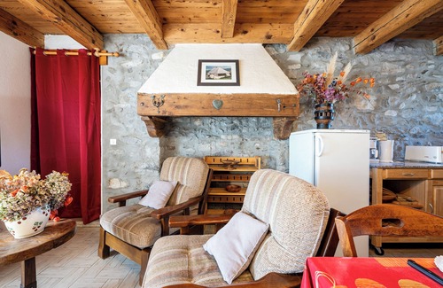 Faverges-Seythenex Cottage | Cottage 'La Belle Étoile' with Mountain View and Shared Garden