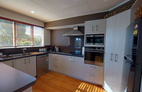 Taupo House | Cottage Lane - Central with Lake Views