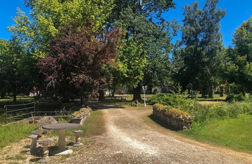 Varaignes Cottage | Cottage 'Le Pêcheur' with Lake View, Shared Pool and Private Terrace