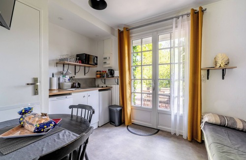 Bouaye House | Cottage 'Les Gîtes Du Robelier - L'étang' with Private Terrace, Shared Garden and Wi-Fi