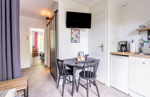 Bouaye House | Cottage 'Les Gîtes Du Robelier - L'étang' with Private Terrace, Shared Garden and Wi-Fi