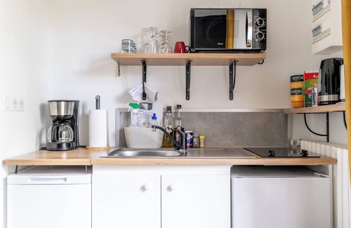 Bouaye House | Cottage 'Les Gîtes Du Robelier - L'étang' with Private Terrace, Shared Garden and Wi-Fi