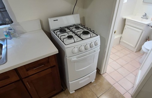 Lawndale House | Cottage Near Beach LAX Wifi Freeway Disney Mall Northrop Stadium SpaceX