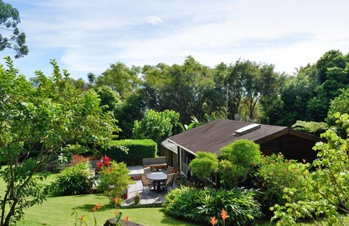 Honokaa Cottage | Cottage on a 3 acre estate, spa, fireplace, cozy, park like setting, fruit trees