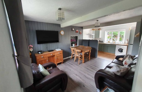 Ormskirk Cottage | Cottage-Private Bathroom-The Shippon