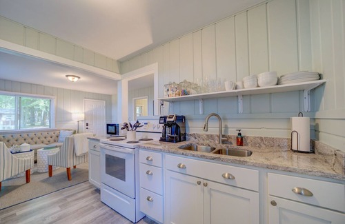 Muskegon House | Cottage Retreat Scenic Drive Resort 6