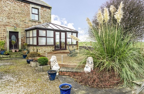 Lancaster Cottage | Cottage - Sleeps 4 - Hot Tub - Garden - Parking
