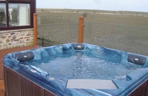 Lancaster Cottage | Cottage - Sleeps 4 - Hot Tub - Garden - Parking