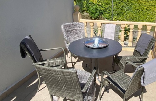 Lupburg House | Cottage Sleeps 6 with Parking