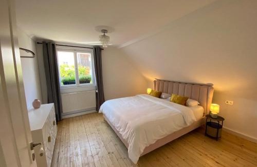 Lupburg House | Cottage Sleeps 6 with Parking