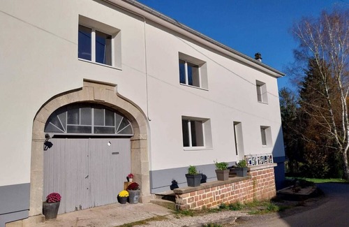 Hadol House | Cottage under the chestnut tree. House with terrace and pond in a quiet setting.